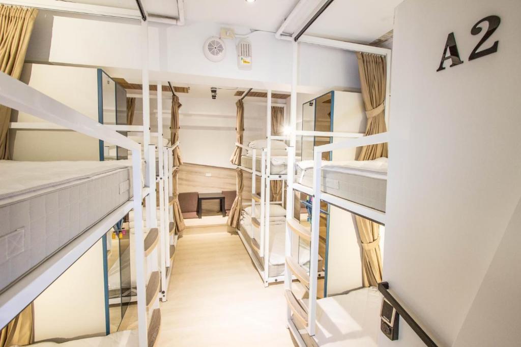 Palanda nebo palandy na pokoji v ubytování Light Inn