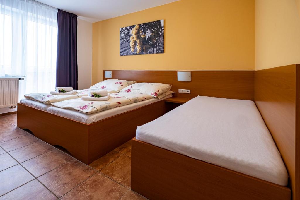 Postel nebo postele na pokoji v ubytování Penzion pod Kraví horou