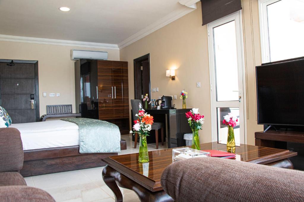 Home Suites Boutique Hotel Freetownにあるテレビまたはエンターテインメントセンター