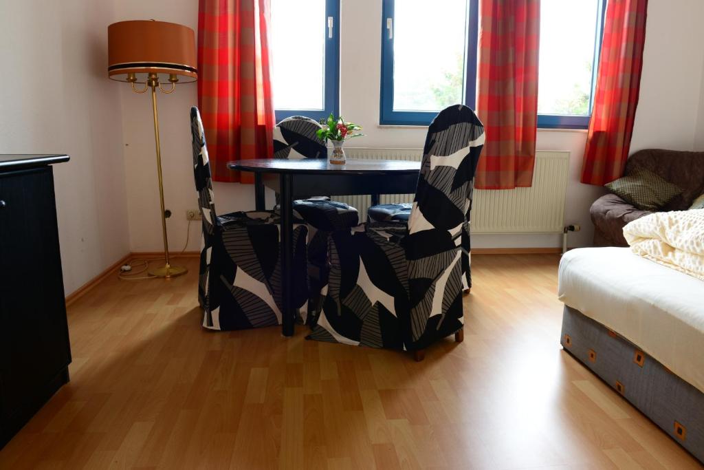 a living room with a table and chairs at Monteur und Messewohnung in Rodgau