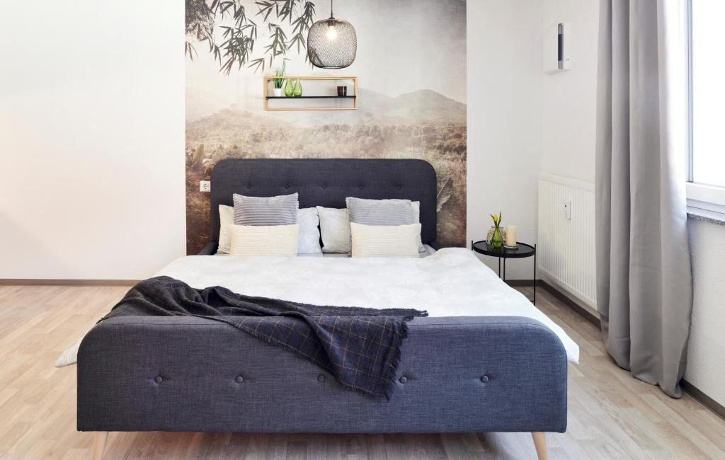 um quarto com uma cama grande num quarto em Design Apartment Stuttgart Messe-Airport Tiefgarage em Leinfelden-Echterdingen