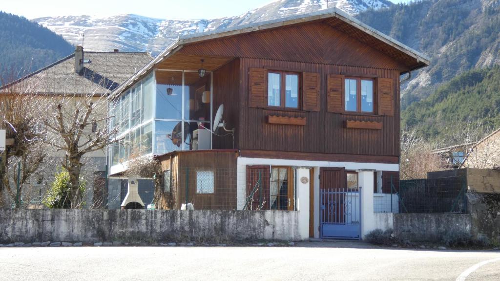 Chalet dans village - Chalet De Trois Chambres