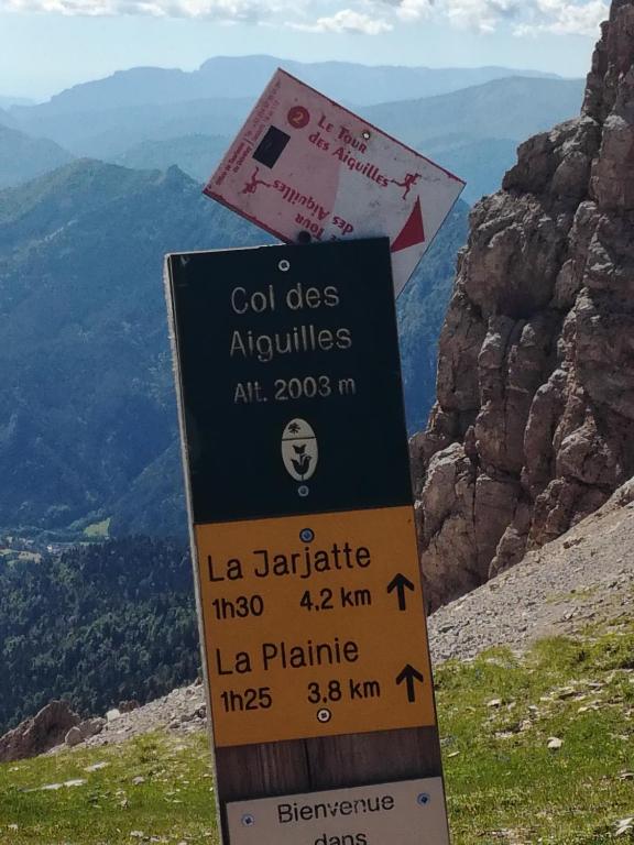 a sign at the top of a mountain at Chalet dans village in Saint-Maurice-en-Trièves