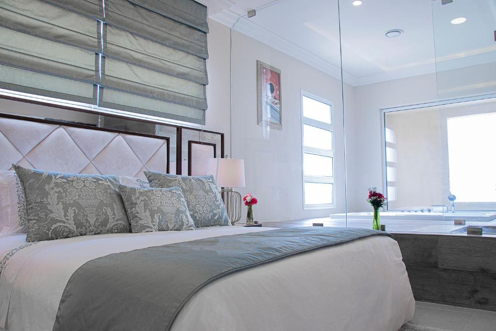 Home Suites Boutique Hotel Freetownにあるベッド