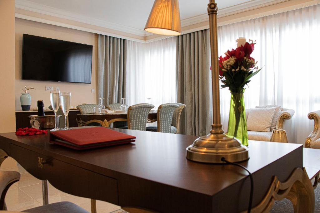 Home Suites Boutique Hotel Freetownにあるテレビまたはエンターテインメントセンター