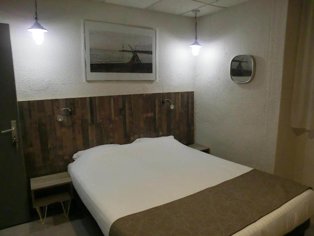 Postel nebo postele na pokoji v ubytování Hotel Sur Le Quai