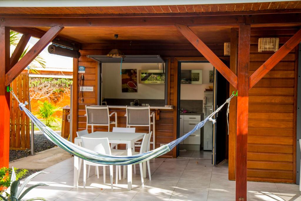 Patio nebo venkovní prostory v ubytování Fleurs de canne piscines privées