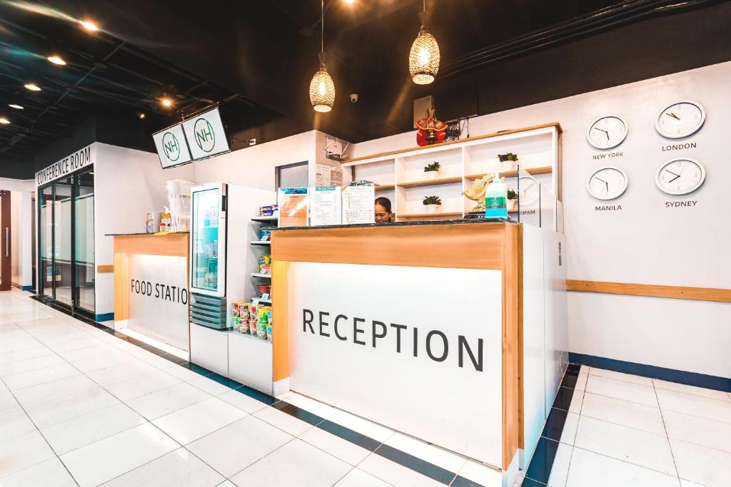 una tienda con un cartel de recepción en la pared en Nomad's Hub - Best Value Co-living Hostel, en Cebú