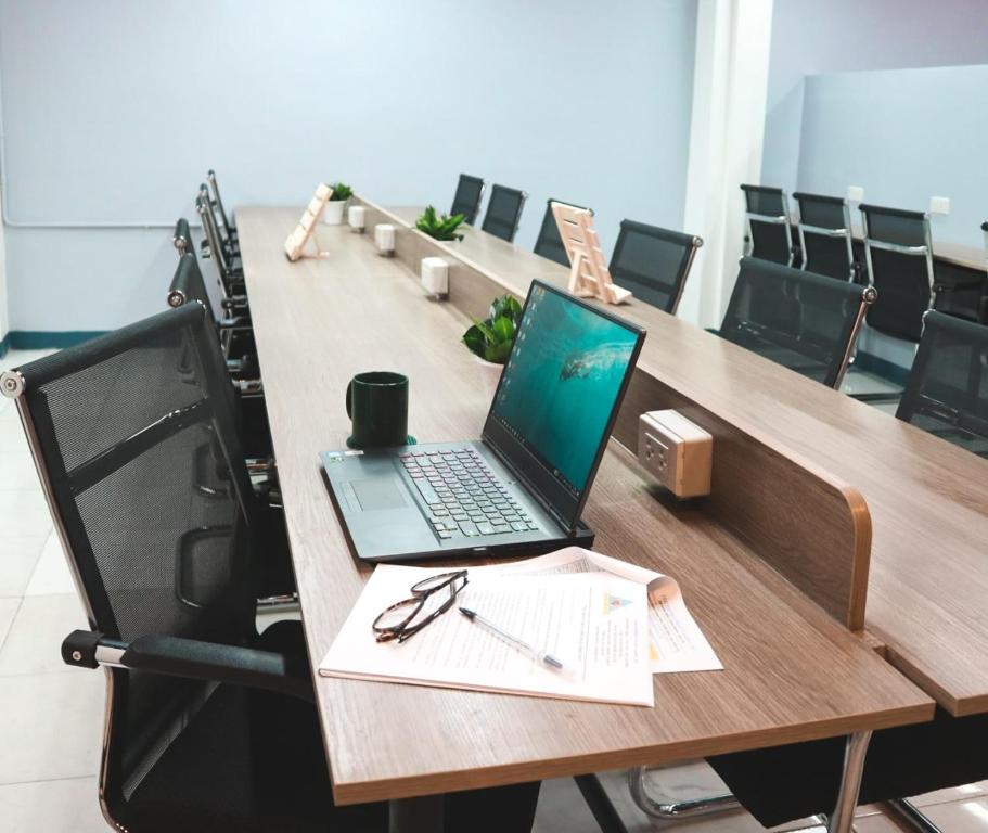 Zona business o sala de conferencias en Nomad's Hub - Best Value Co-living Hostel