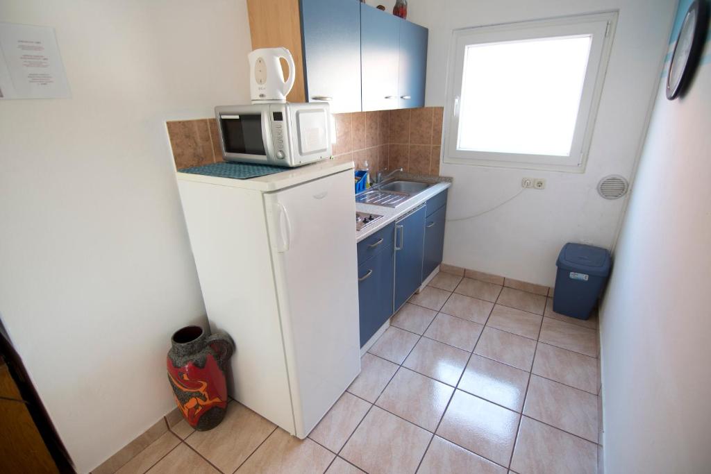Kuchyňa alebo kuchynka v ubytovaní Apartmani Jurić