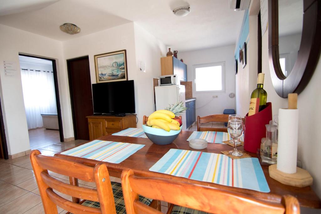 Televízia a/alebo spoločenská miestnosť v ubytovaní Apartmani Jurić