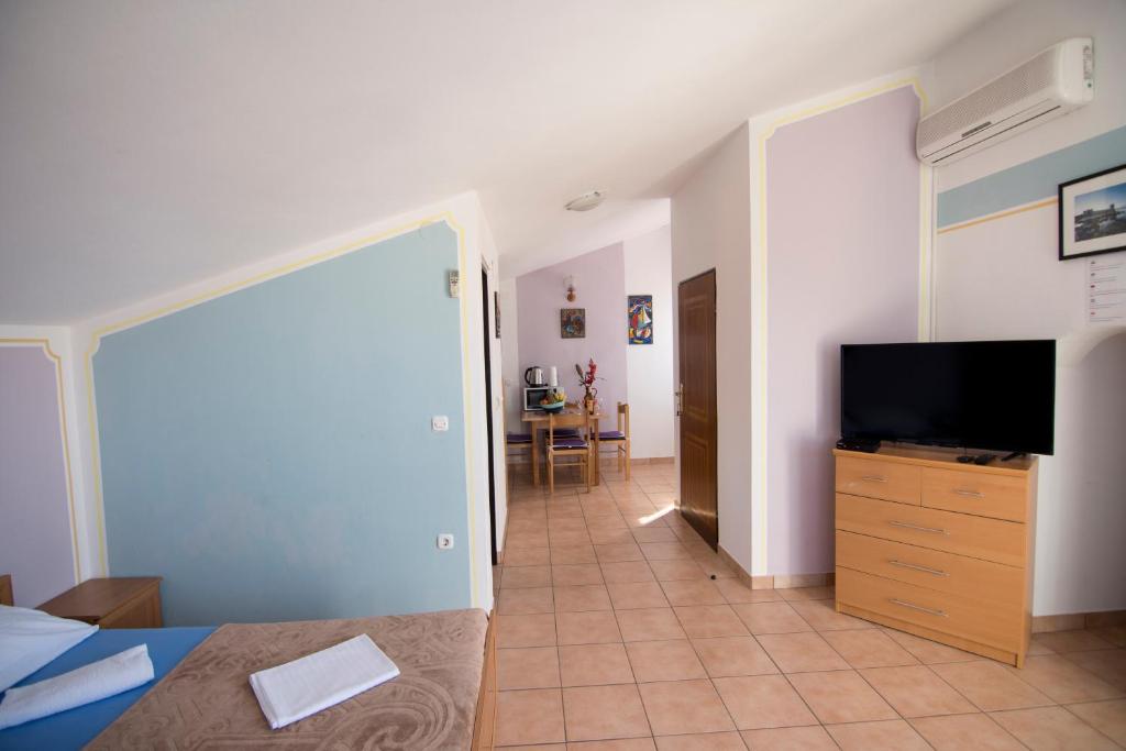 Televízia a/alebo spoločenská miestnosť v ubytovaní Apartmani Jurić