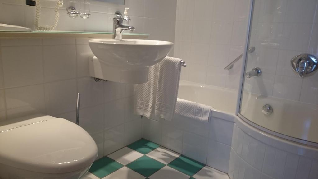 Koupelna v ubytování Hotel am Torturm