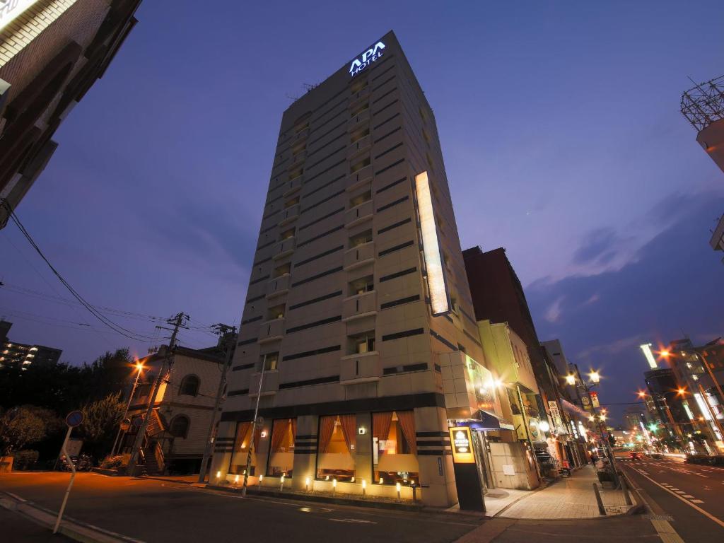 un edificio de hotel en una calle de la ciudad por la noche en APA Hotel Yamagata Ekimae Odori en Yamagata