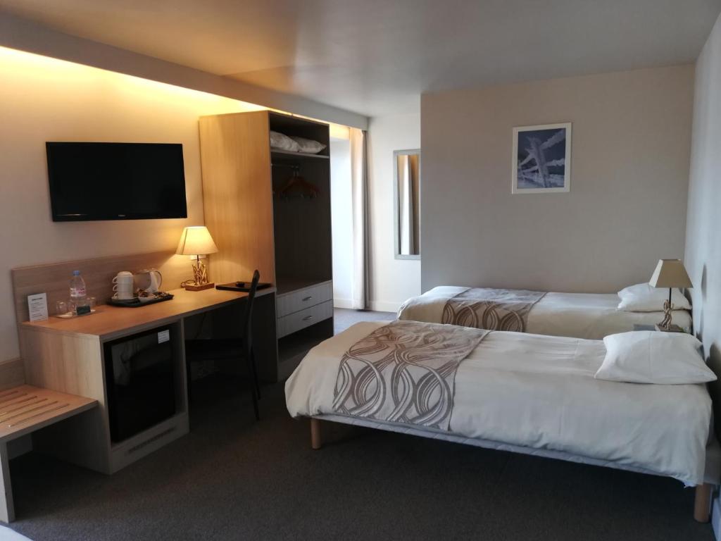 Postel nebo postele na pokoji v ubytování Hotel Le Léman