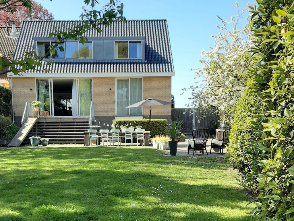 une maison avec une pelouse devant elle dans l'établissement B & B Meet the Dutch, à Ridderkerk