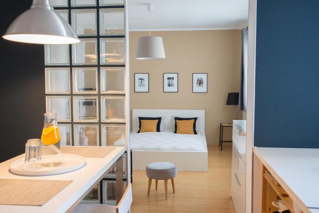 ウィーンにあるAll you needのベッド1台、デスク(テーブルシックス付)が備わる小さな客室です。