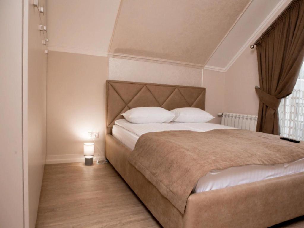 - une chambre avec un lit et une lampe au sol dans l'établissement Apartment Sweethome 4 FREE PARKING, à Oujhorod