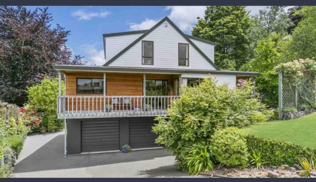 Lake view family Lodge up tp 14 people - Resim 1