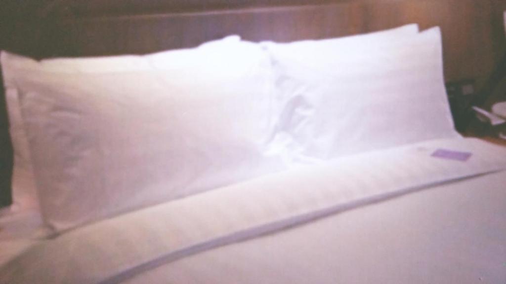 宜蘭市にあるYily House怡家居のベッド(白い枕、キーボード付)
