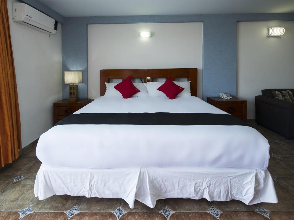 Postel nebo postele na pokoji v ubytování Suites de Reyes