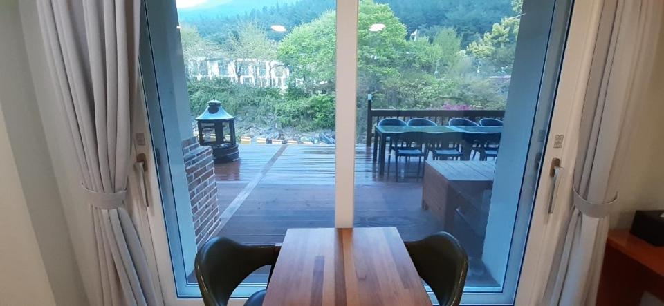 Nespecifikovaný výhled na hory nebo výhled na hory při pohledu z hotelu