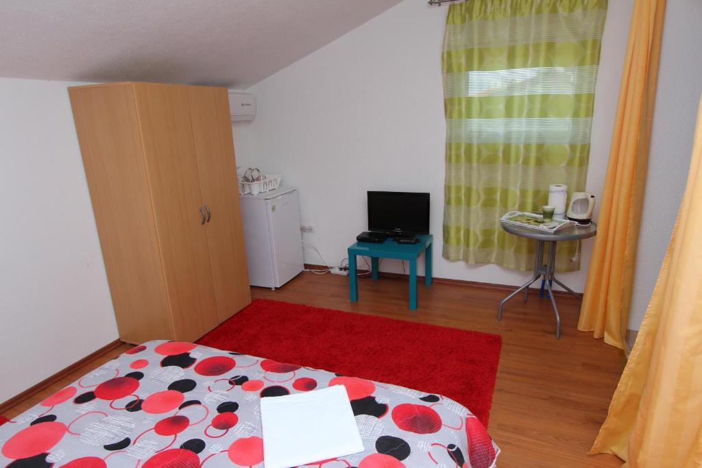 Telewizja i/lub zestaw kina domowego w obiekcie Rooms and Apartments Sally