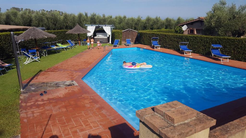 Bazén v ubytovaní Podere Campi al Mare alebo v jeho blízkosti