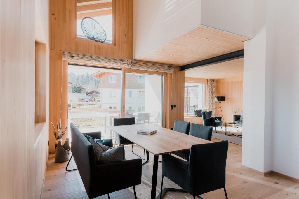 a dining room with a table and chairs at Allgäu-Chalets-Niso in Waltenhofen