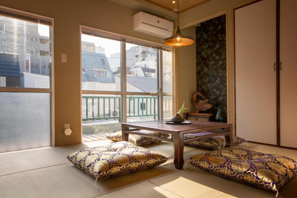 Posezení v ubytování Tsubame Hotel Asakusabashi 3 minutes walk from Asakusabashi Station Near Asakusa, Akihabara, and Ueno Cooking utensils and kitchen washing machine available Direct access to Haneda and Narita airports
