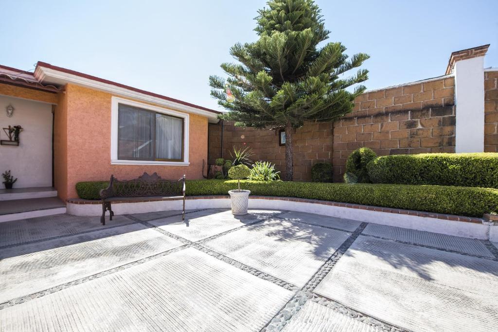 The swimming pool at or close to OYO Hotel La Glorieta ,Huichapan ,Balneario Camino Real