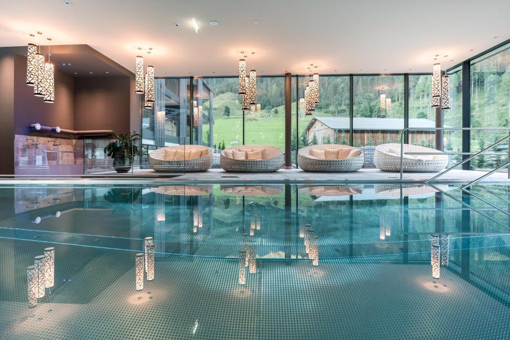 Bazén v ubytování Alpin Life Resort Lürzerhof nebo v jeho okolí