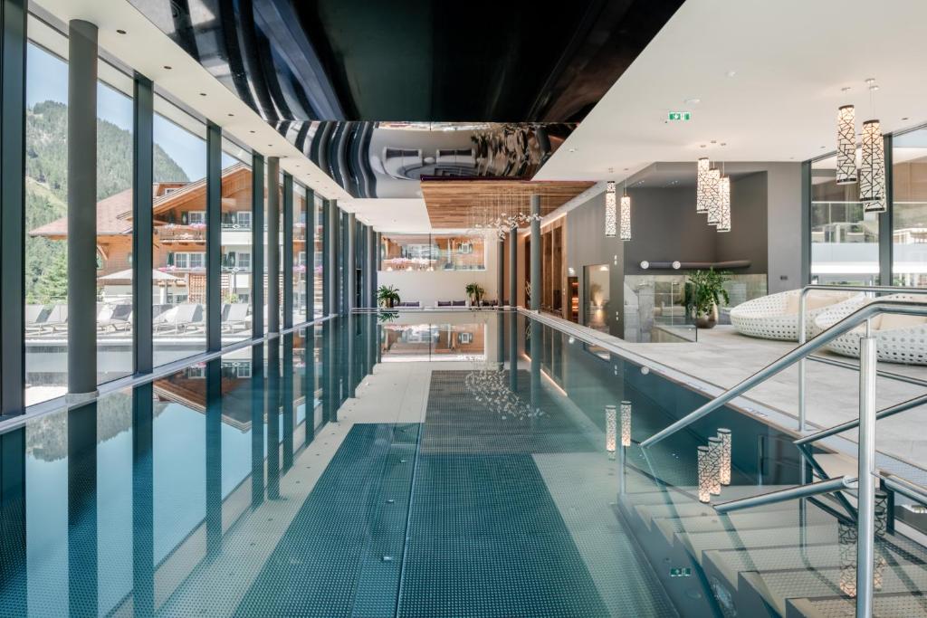 Bazén v ubytování Alpin Life Resort Lürzerhof nebo v jeho okolí