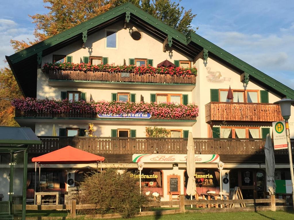 バート・ウィーゼにあるHotel Bavariaのバルコニーに花が咲く建物