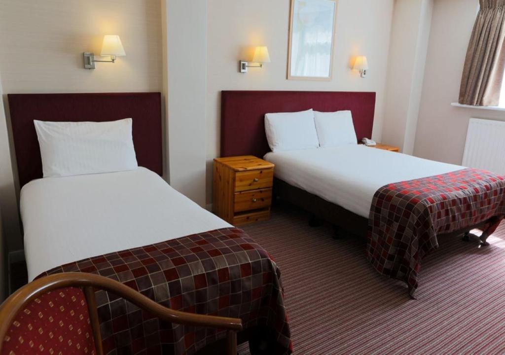 Tempat tidur dalam kamar di King Charles Hotel