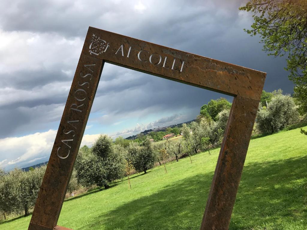 Znak z napisem "al collin in a field" w obiekcie Agriturismo Casa Rossa Ai Colli w mieście Ragogna