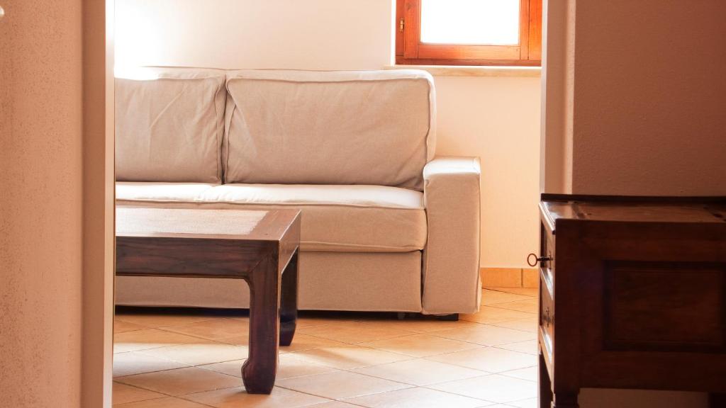 salon z krzesłem i stołem w obiekcie Tauglerei Appartement Bernstein in den Zauberbergen w mieście Sankt Koloman