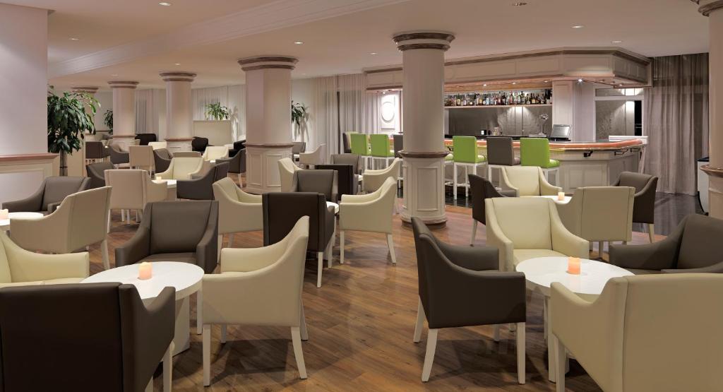 a restaurant with tables and chairs and a bar at XQ El Palacete in Morro del Jable