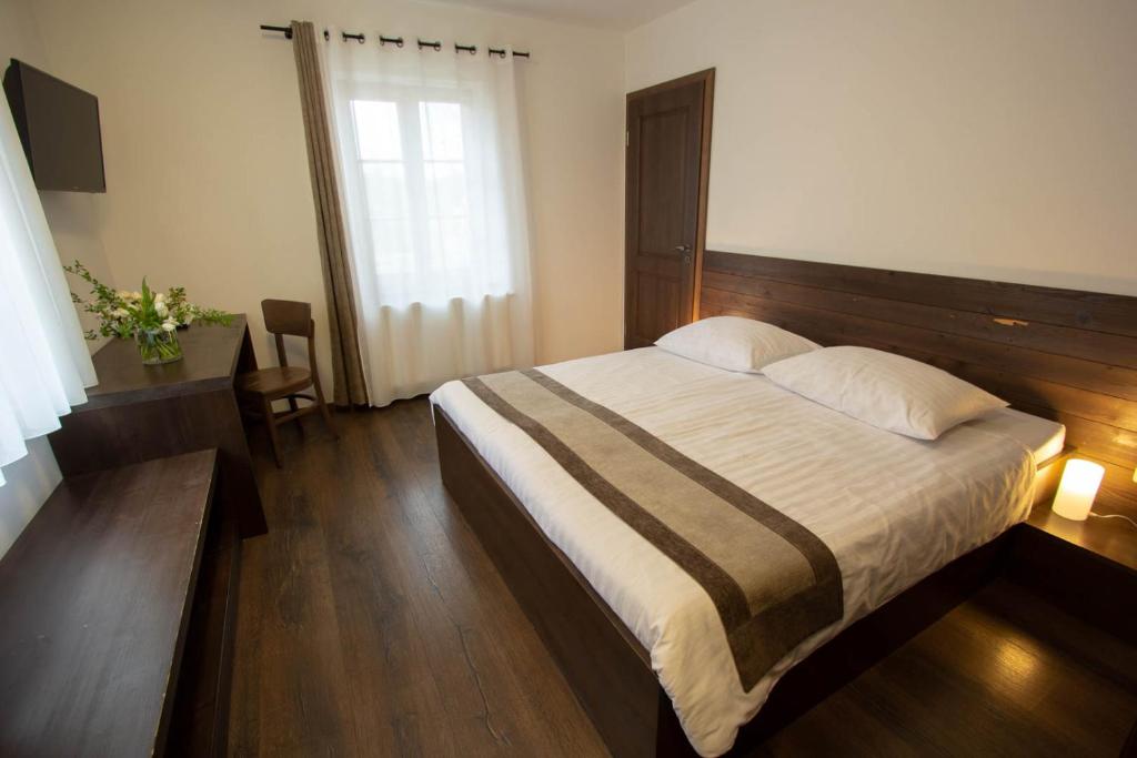 Postel nebo postele na pokoji v ubytování Smrekarjeva Domačija