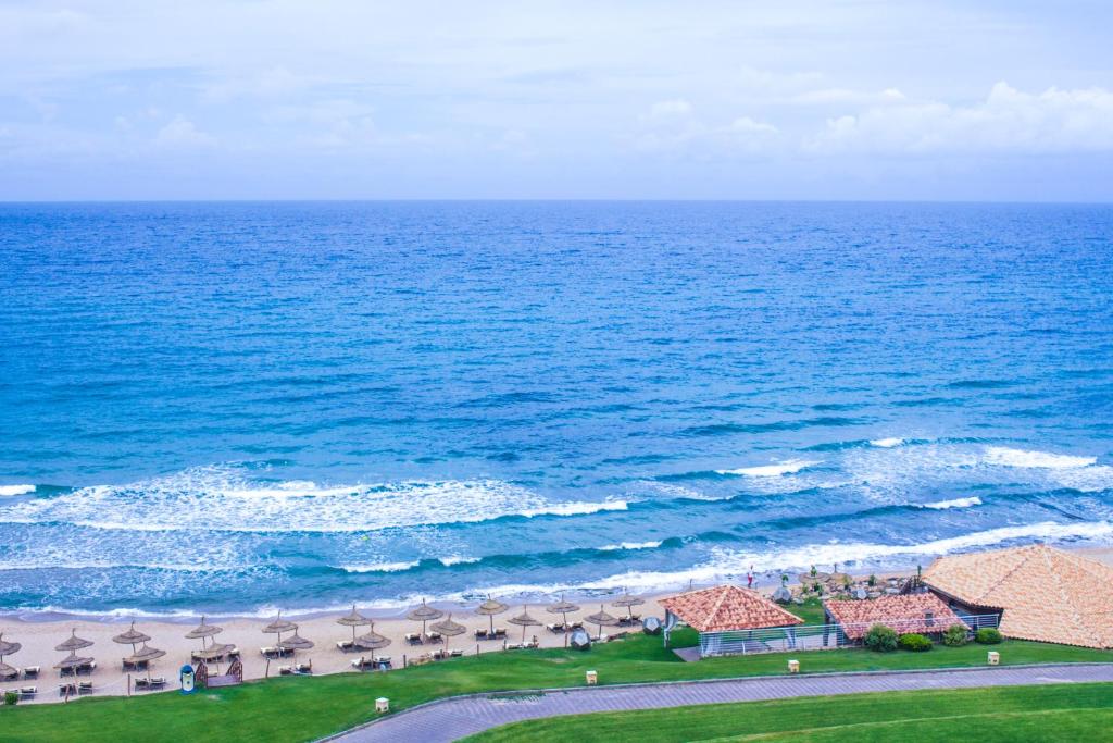 una vista aerea su una spiaggia con ombrelloni e sull'oceano di La Cigale Tabarka a Tabarka