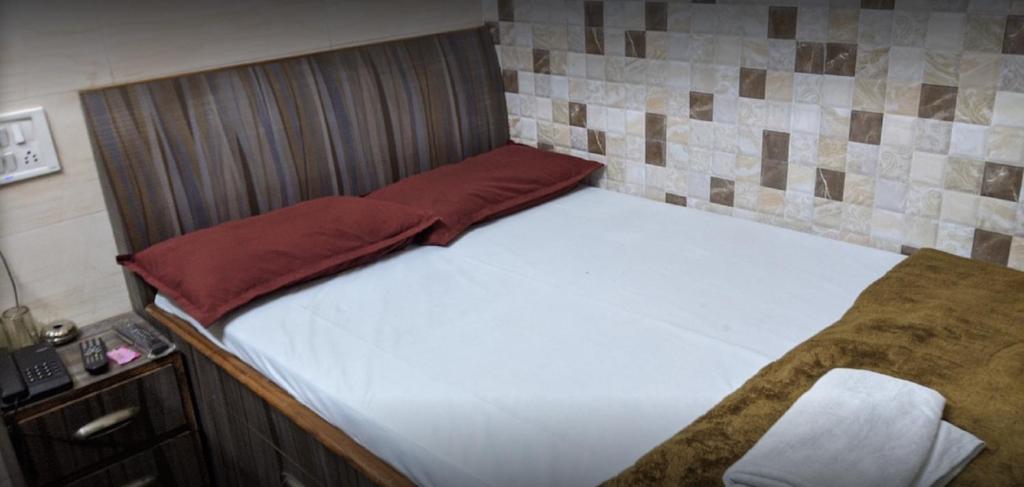 
A bed or beds in a room at Ajanta Hotel 100 Mtrs Railway Station & 400 Mtrs Dargah
