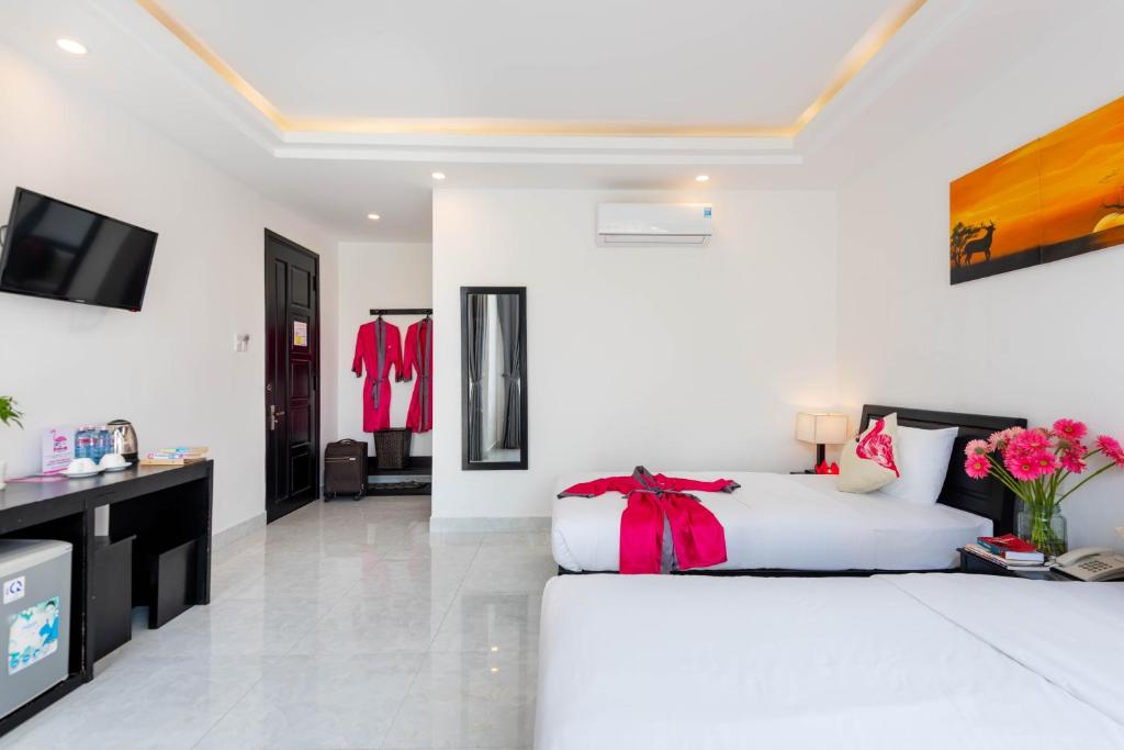 TV a/nebo společenská místnost v ubytování Flamingo Villa Homestay - Big Rooms with Balcony - Close to Hoi An Old Town 200m & Temple Bridge - Large Outside Pool for Sun Bathing