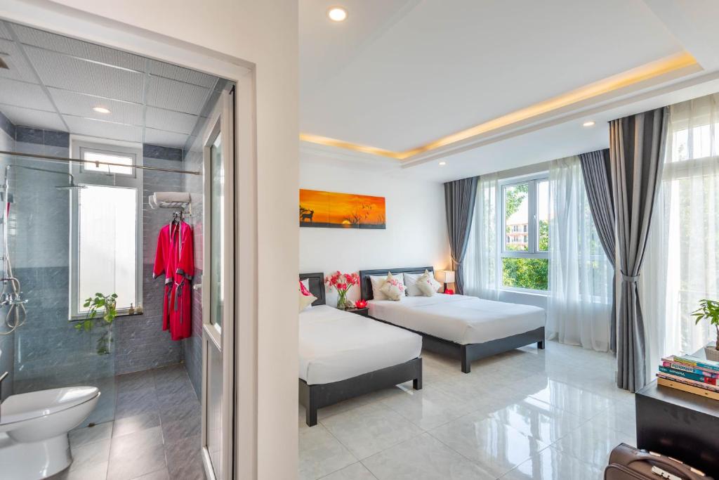 Postel nebo postele na pokoji v ubytování Flamingo Villa Homestay - Big Rooms with Balcony - Close to Hoi An Old Town 200m & Temple Bridge - Large Outside Pool for Sun Bathing