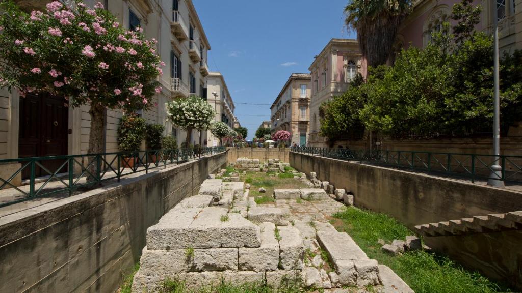 antike Ruinen mitten in einer Straße in der Unterkunft varcOrtigia Bed and Breakfast in Syrakus