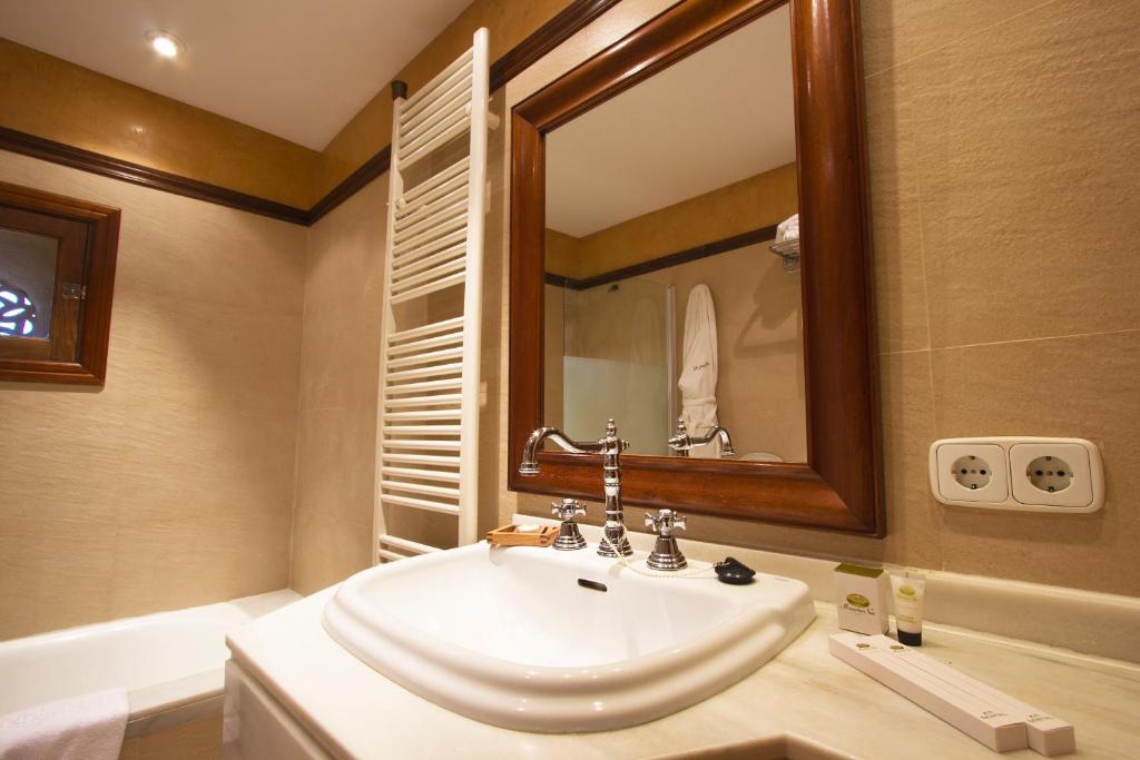 Koupelna v ubytování Monnaber Nou Finca Hotel & Spa