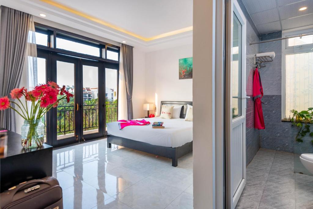 Postel nebo postele na pokoji v ubytování Flamingo Villa Homestay - Big Rooms with Balcony - Close to Hoi An Old Town 200m & Temple Bridge - Large Outside Pool for Sun Bathing
