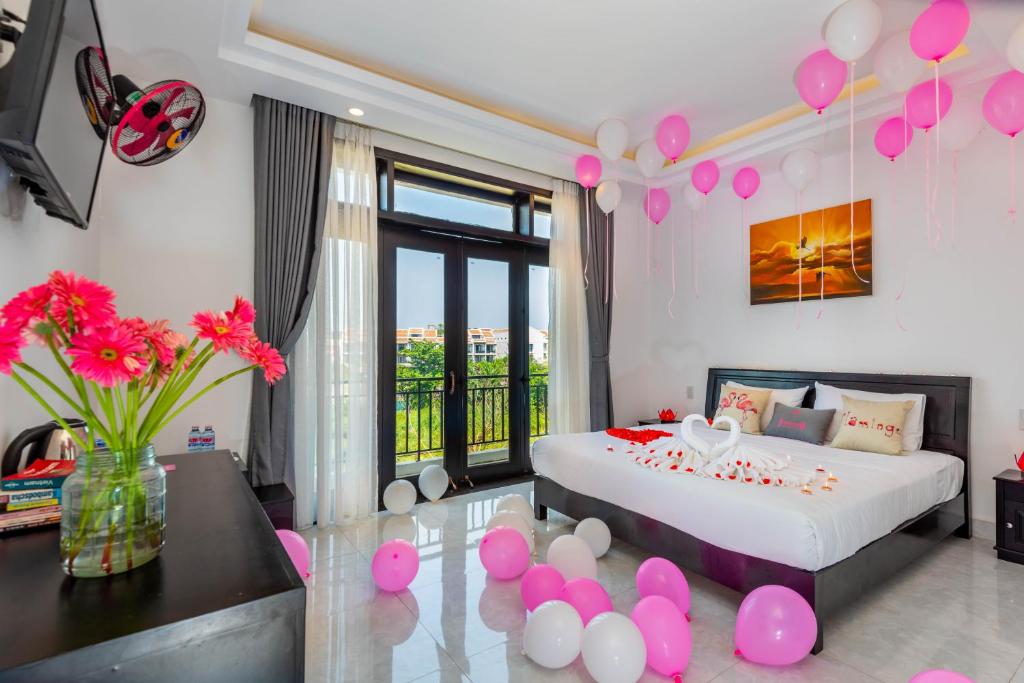 Postel nebo postele na pokoji v ubytování Flamingo Villa Homestay - Big Rooms with Balcony - Close to Hoi An Old Town 200m & Temple Bridge - Large Outside Pool for Sun Bathing