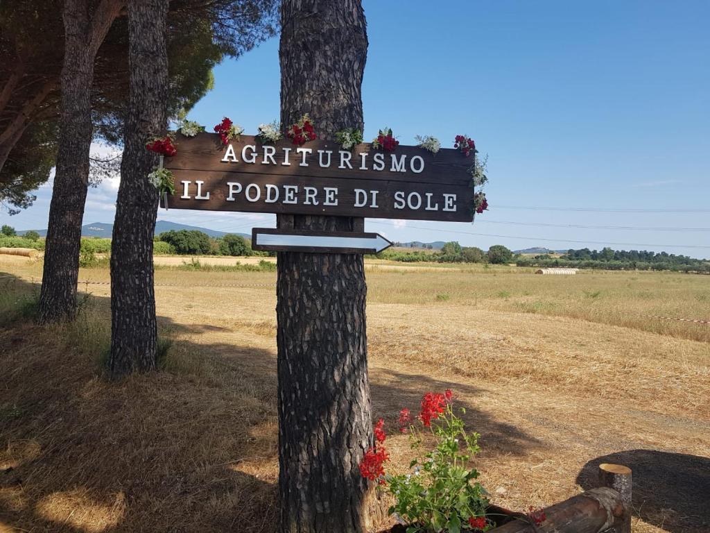 ein Schild an einem Baum auf einem Feld in der Unterkunft Il Podere di Sole in Roccastrada