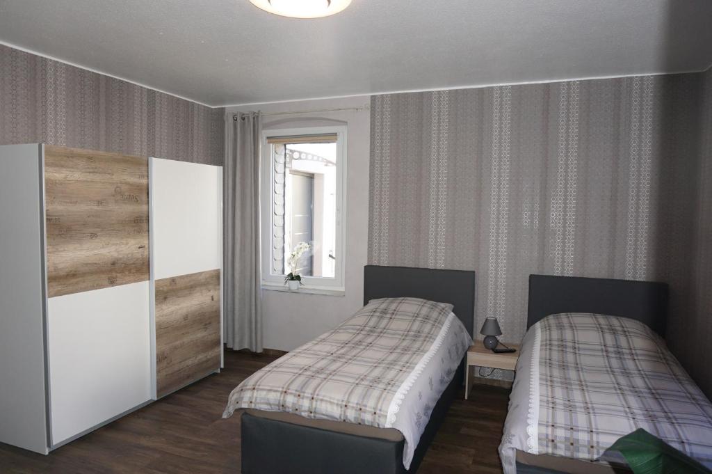 Postel nebo postele na pokoji v ubytování Super Erdgeschosswohnung