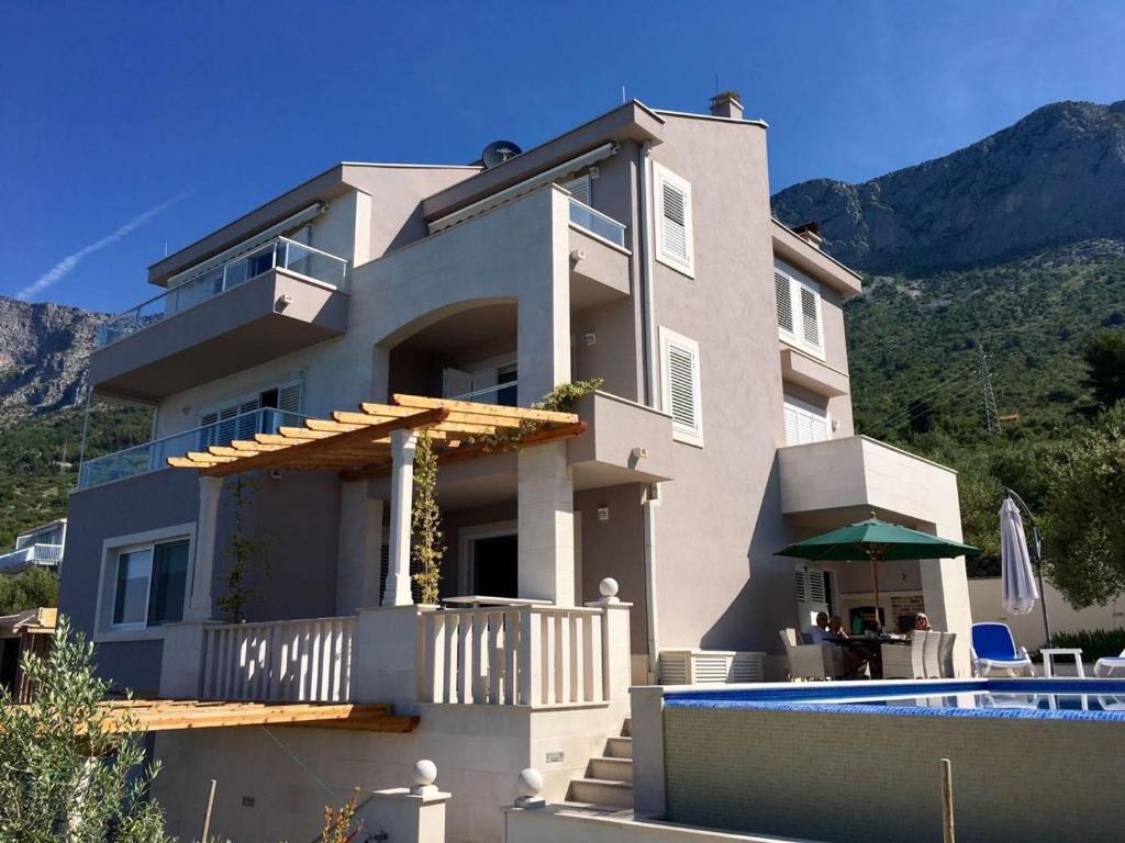 Výhľad na hory alebo výhľad na hory priamo z of the bed and breakfast